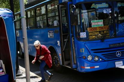 Referencia. Buses de transporte público protagonizan pelea en la avenida 12 de Octubre en Quito. El conductor fue desvinculado de la empresa.