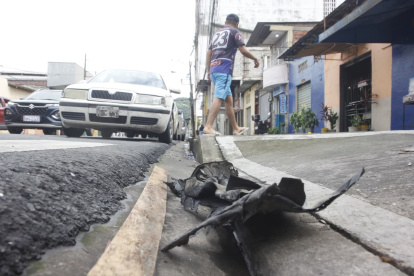 En la calzada quedaron partes del automóvil que fue incendiado, según registraron cámaras de videovigilancia.