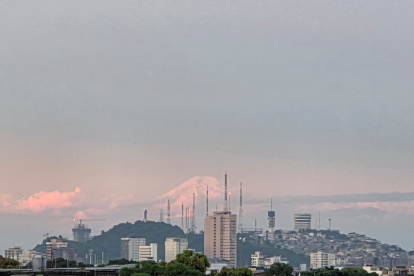 El nevado Chimborazo fue visible la tarde de este miércoles 18 de marzo desde ciudades como Guayaquil y Samborondón.