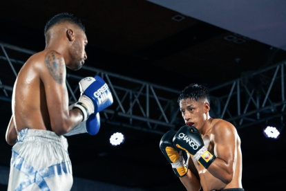 El Lobo Inga (d) lleva seis victorias consecutivas como profesional.