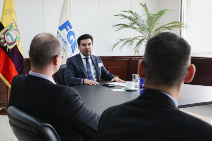 Autoridades de la Fiscalía General del Estado de Ecuador se reúnen con una delegación del FBI para abordar estrategias contra el crimen organizado.