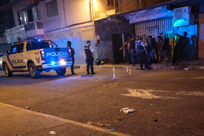 En el lugar en donde fue asesinado el guardia del bar se concentraron allegados, curiosos y policías.