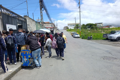 El diseño de las vías, que además tienen baches, promueve el exceso de velocidad y la inseguridad vial afuera de planteles educativos en el barrio El Pedestal.