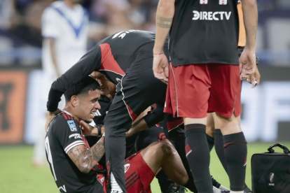 Cuerpo médico de River Plate atendió a Kendry Páez en el duelo ante Vélez.