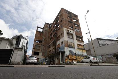 En la Jerónimo Carrión un edificio está a medio construir. Habitantes de calle duermen en los exteriores. Los dueños intentan venderlo.