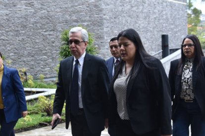 Enrique Herrería, secretario jurídico de la Presidencia, ingresa a la Asamblea para entregar los proyectos económicos urgentes.