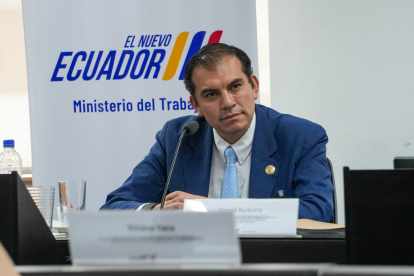 El ministro Harold Burbano firma el acuerdo MDT-2026-046 sobre turnos y horarios especiales, expedido el 18 de febrero de 2026.