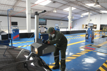 Los vehículos que aprueban la revisión técnica salen matriculados desde los centros autorizados.