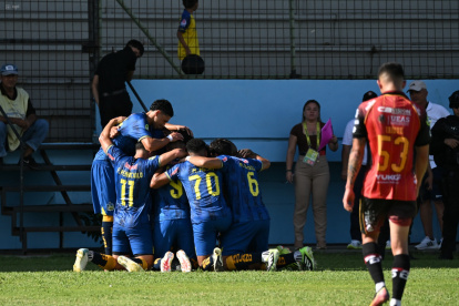 Los jugadores del Delfín SC celebran la victoria ante los morlacos en la fecha 1 de LigaPro.