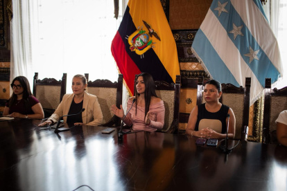 Tatiana Coronel, vicealcaldesa de Guayaquil, ofreció declaraciones junto a concejales que expresaron su respaldo al alcalde Aquiles Álvarez.