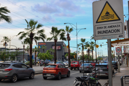 Las señaléticas preventivas buscan alertar a conductores sobre puntos propensos a inundaciones y caída de material.
