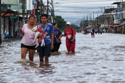 La Secretaría Nacional de Gestión de Riesgos está habilitando un alojamiento temporal para los damnificados del cantón Milagro.