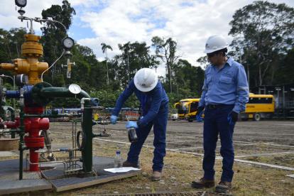 Personal realiza labores en una de las instalaciones de Petroecuador.