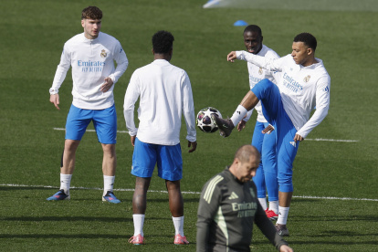 Kylian Mbappé (d) no pudo completar el último entrenamiento del Real Madrid.