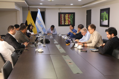 Los empresarios reunidos con el Ministro de Industrias y Comercio Exterior, Luis Alberto Salvador.