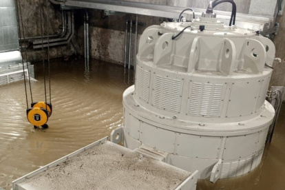 El agua ingresó hasta el piso principal de la minicentral Toachi, donde se encuentra el generador de energía eléctrica.