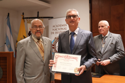 Academia distingue trayectoria académica de Florencio Compte.