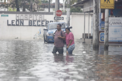 Peatones movilizándose en medio del agua se volvió una escena común en Milagro.