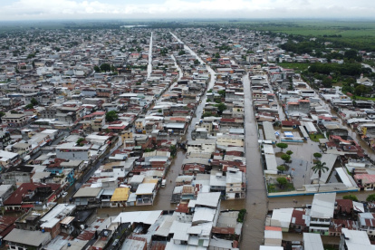 Así estaba el panorama en Milagro tras las lluvias y el desbordamiento del río del mismo nombre.