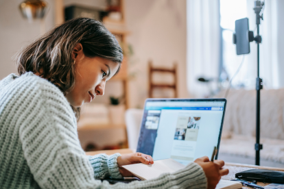 La educación virtual en Ecuador abre nuevas oportunidades para jóvenes y adultos que buscan finalizar sus estudios.