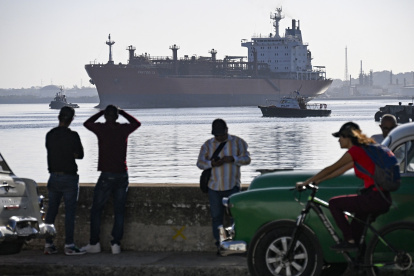 El buque tanque petrolero de GLP y productos químicos Pastorita, con bandera cubana, sale del puerto de La Habana el 26 de febrero de 2026.