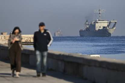 El buque de la Armada de México ARM Papaloapan (R) llega a la Bahía de La Habana con ayuda humanitaria, en La Habana, el 12 de febrero de 2026.