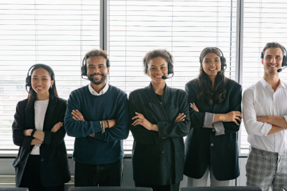 Imagen referencial de jóvenes en un entorno laboral, en el marco de las oportunidades de empleo disponibles en Ecuador para 2026