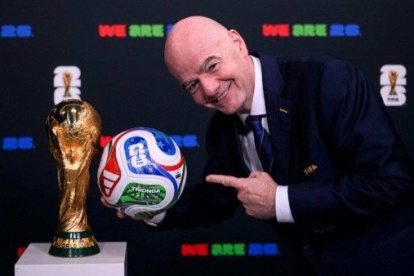 El Presidente de la FIFA, Gianni Infantino, posa junto al trofeo y la nueva pelota de la Copa del Mundo 2026.