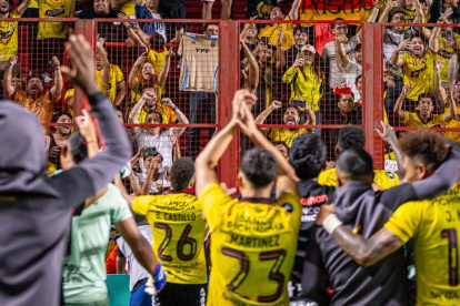 Barcelona SC elimina a Argentinos y festeja con su hinchada en el estadio Diego Armando Maradona.