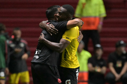 El abrazo de César Farías y Jhonny Quiñónez.