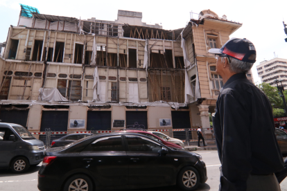 Casa Tola. Las personas que pasan por el sitio miran con asombro y miedo el panorama.