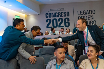 Francisco Egas (d) saluda a directivos en la Federación Ecuatoriana de Fútbol-.