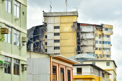 El edificio Multicomercio, en las calles Eloy Alfaro y Cuenca, sufrió un grave incendio, que dejó a decenas de personas sin hogar.