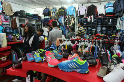 Una de las tiendas en Ipíales que vende zapatos colombianos y que los ecuatorianos suelen ir a comprar.