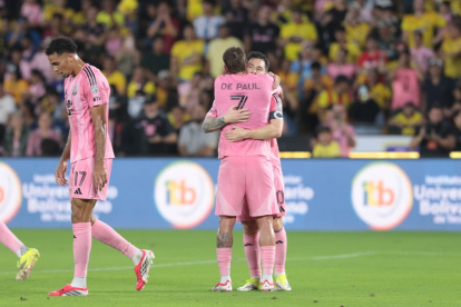 Lionel Messi y Rodrigo De Paul festejando el gol de La Pulga en el estadio Monumental.