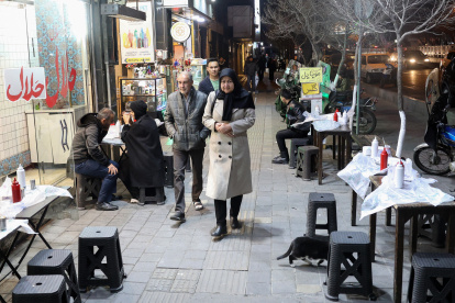 Teherán. Los iraníes caminan por la calle en el centro de Teherán el 25 de febrero de 2026. Viven con nerviosismo, desde el inicio de la tensión bélica.