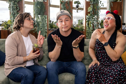 Rony Torres junto a sus personajes La Residenta y Palominha