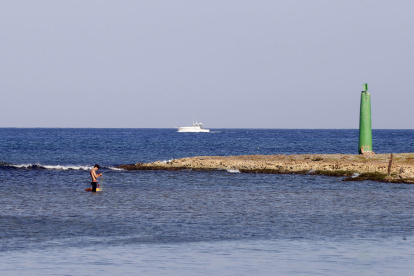 Una persona camina en una playa este 26 de febrero de 2026, en La Habana (Cuba).