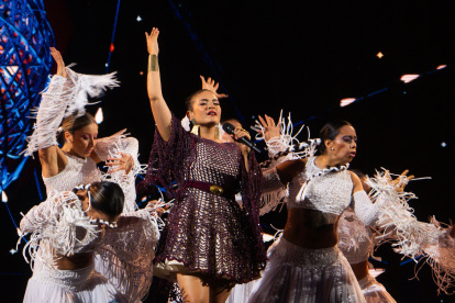Brenda participa en la competencia folclórica de Viña del Mar.