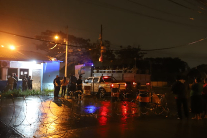Personas ya se encuentran en los exteriores del centro carcelario, a la espera de información.