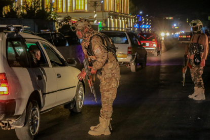 Un miembro del Talibán realiza un control de seguridad en un vehículo en un puesto de control en Kabul, Afganistán, el 26 de febrero de 2026.