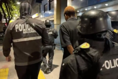 La Policía Nacional detuvo a dos adolescentes vinculados a hechos violentos en Quito.