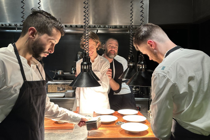 En 2022, el joven chef regresó a Estados Unidos y eventualmente ingresó a Aska, restaurante con dos estrella Michellín