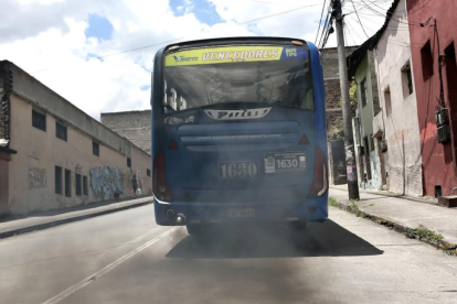 En la Necochea, como en otras zonas de Quito, ciudadanos conviven con el hollín peligroso para la salud, sin atención de autoridades.