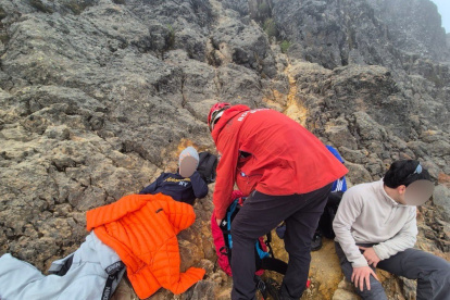 Bomberos de Quito brindan atención prehospitalaria a jóvenes rescatados en el Rucu Pichincha tras un operativo nocturno en alta montaña.