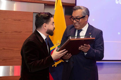 Jorge Baeza entrega el diploma a Paul Ocaña, presidente del Colegio de Abogados de Pichincha