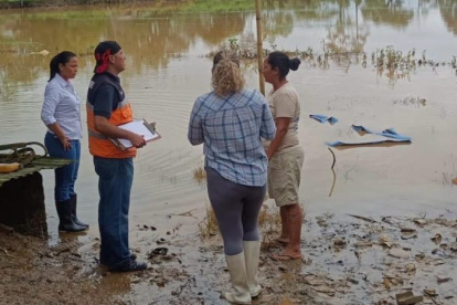 En el sector San Antonio de las Bastidas, la acumulación de agua ingresó a tres viviendas y los dejó en alerta.