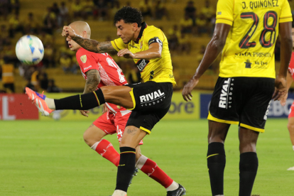 Joao Rojas (d.) disputa el balón con un jugador de Argentinos Juniors.