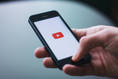 El problema, originado en su sistema de recomendaciones, paralizó servicios como YouTube Music y YouTube Kids.