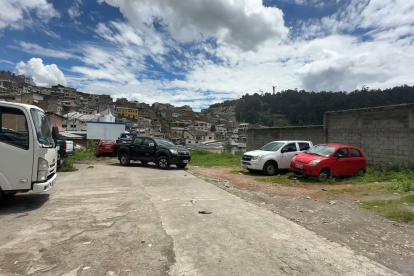 El parqueadero público fue clausurado tras descubrirse autos reportados como robados en el sector de La Libertad, centro de Quito.